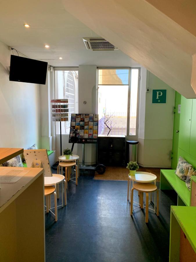 Central And Basic Universitat For Young Hostel 巴塞罗那 外观 照片