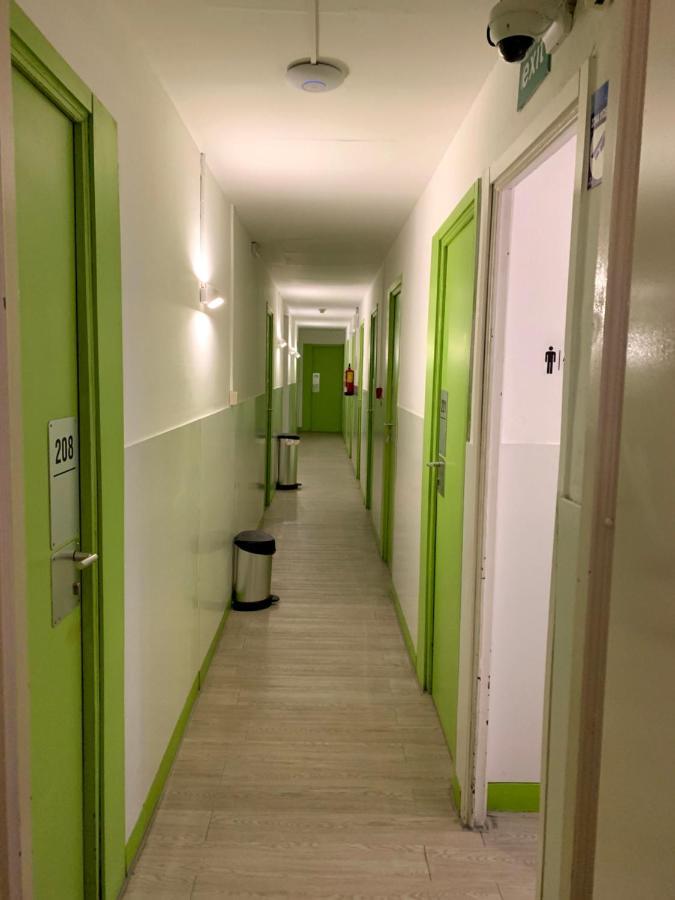 Central And Basic Universitat For Young Hostel 巴塞罗那 外观 照片