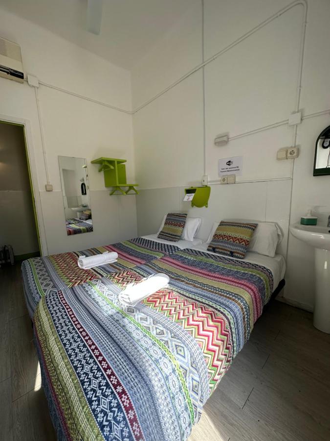 Central And Basic Universitat For Young Hostel 巴塞罗那 外观 照片