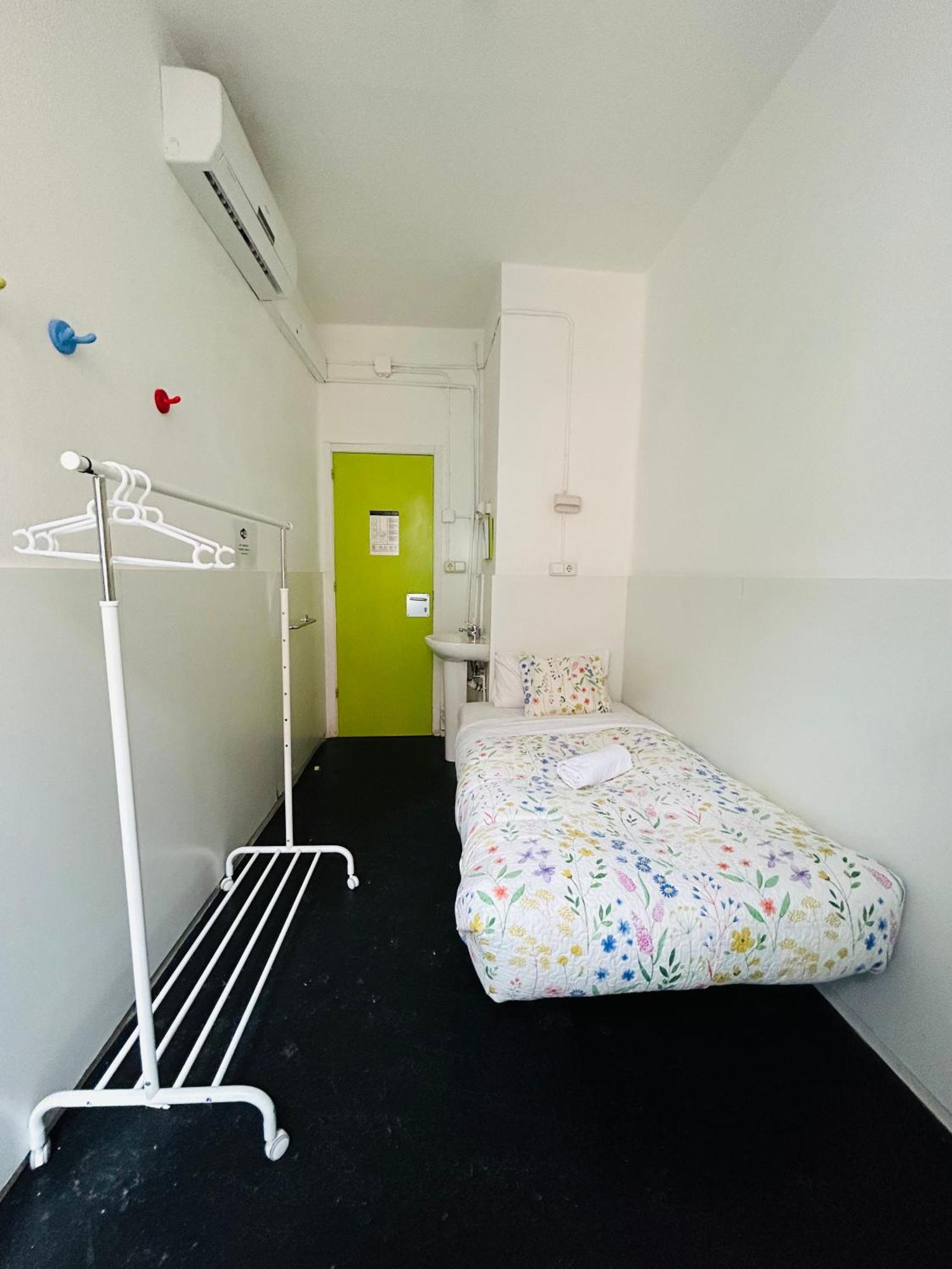 Central And Basic Universitat For Young Hostel 巴塞罗那 外观 照片