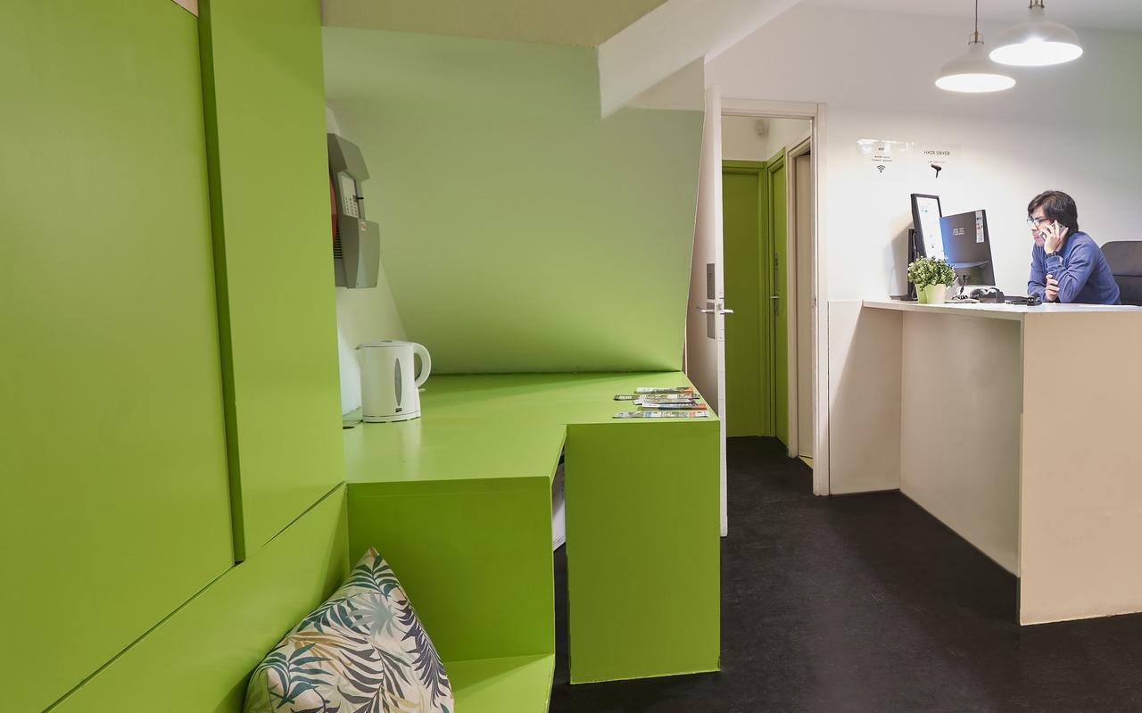 Central And Basic Universitat For Young Hostel 巴塞罗那 外观 照片